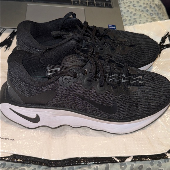 NIKE MOTIVA RUNNING SNEAKERS - Picture 1 of 6